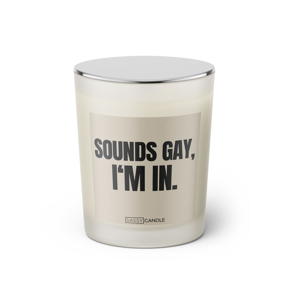 Duftkerze mit witzigen Spruch: Sounds Gay, I'm in. Farbe beige und schwarz von Sassy Candle.