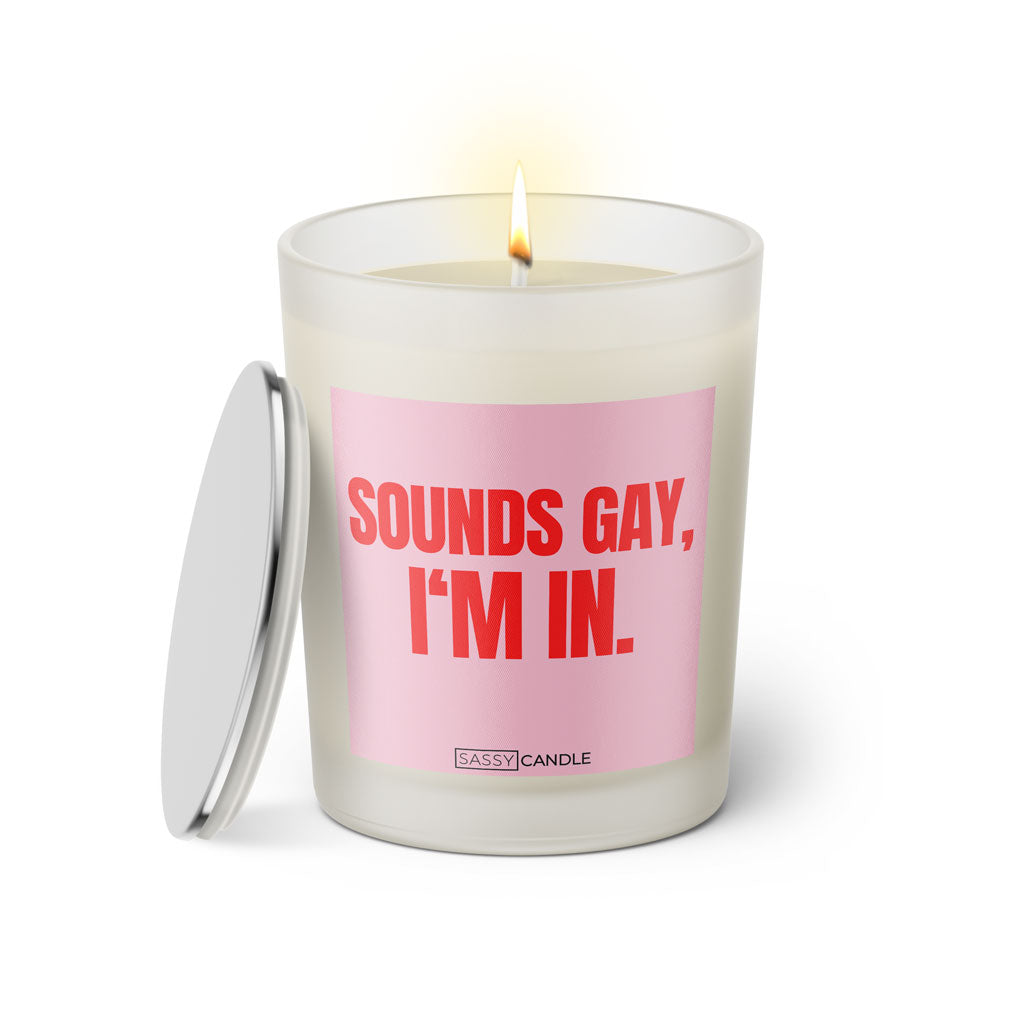 Duftkerze mit witzigen Spruch: Sounds Gay, I'm in. Farbe rosa und pink von Sassy Candle.