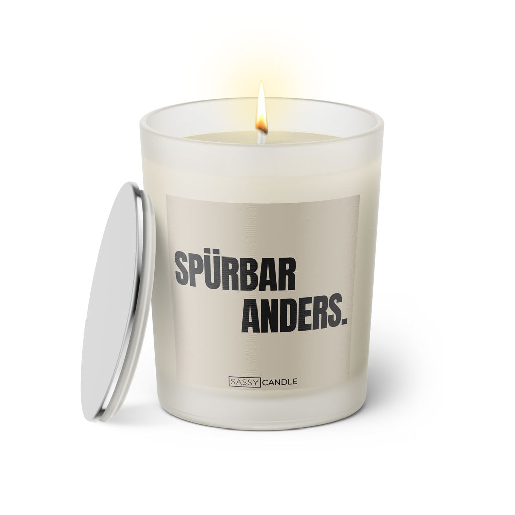 Duftkerze mit Spruch: Spürbar Anders. Farbe beige und schwarz von Sassy Candle.