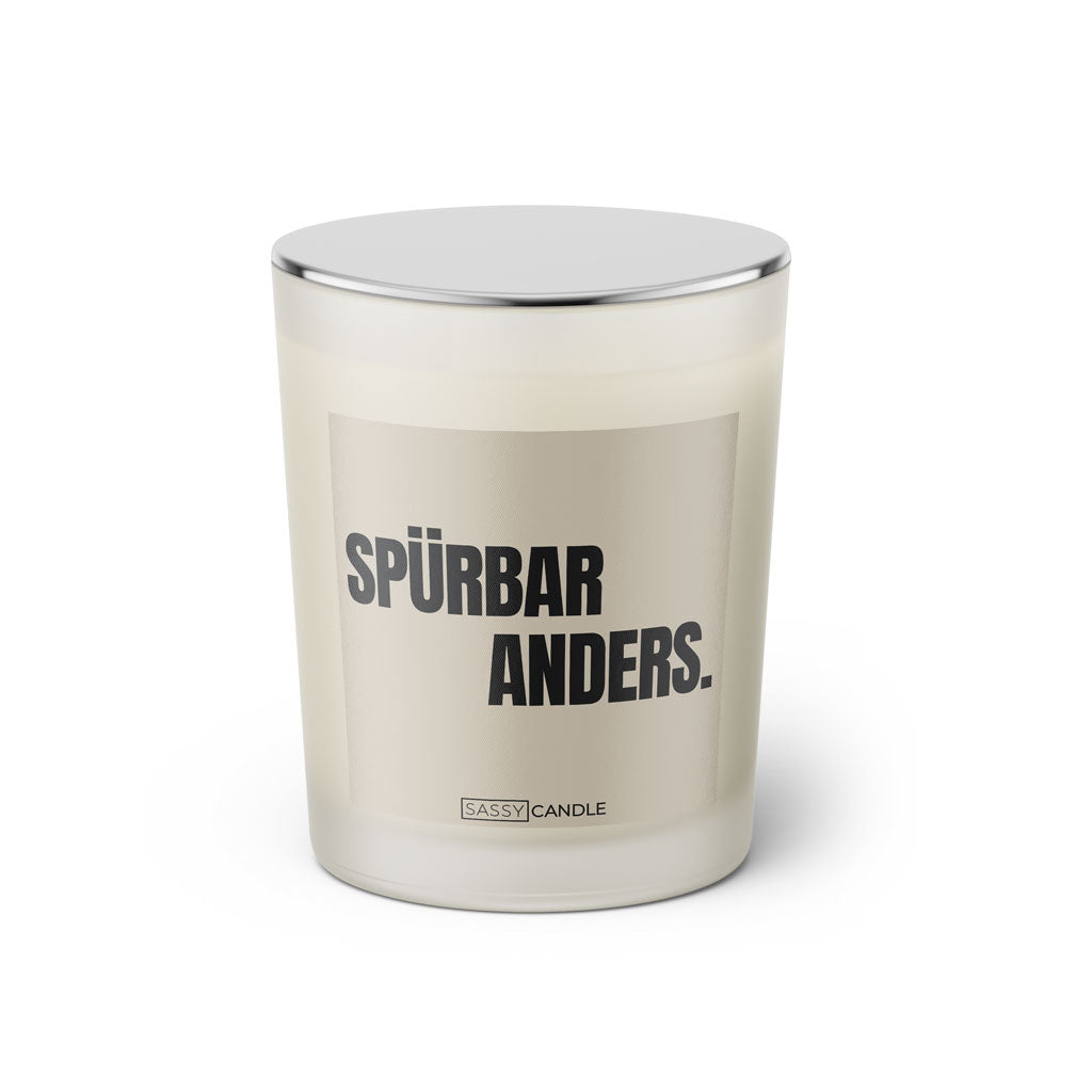 Duftkerze mit Spruch: Spürbar Anders. Farbe beige und schwarz von Sassy Candle.