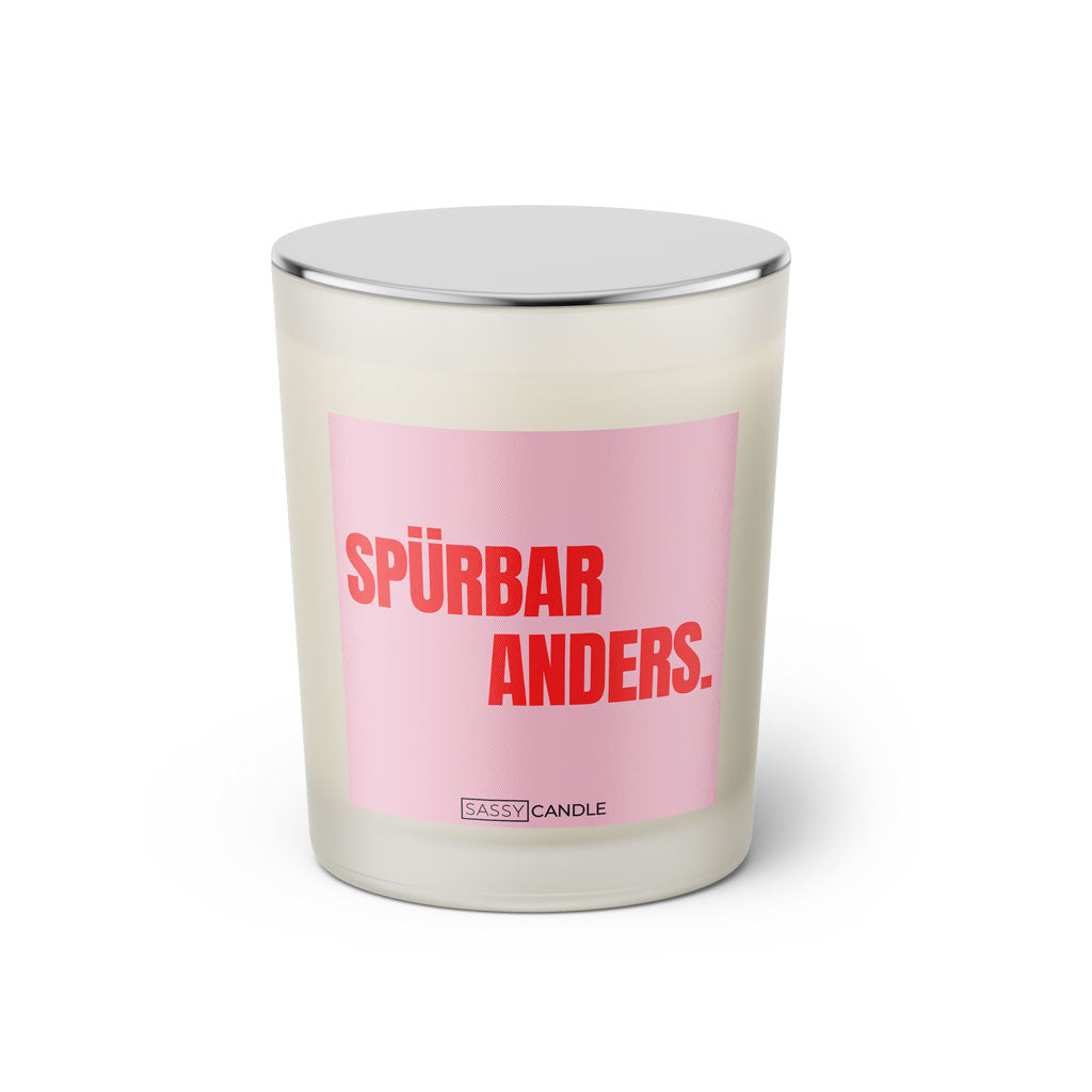 Duftkerze mit Spruch: Spürbar Anders. Farbe rosa und pink von Sassy Candle.