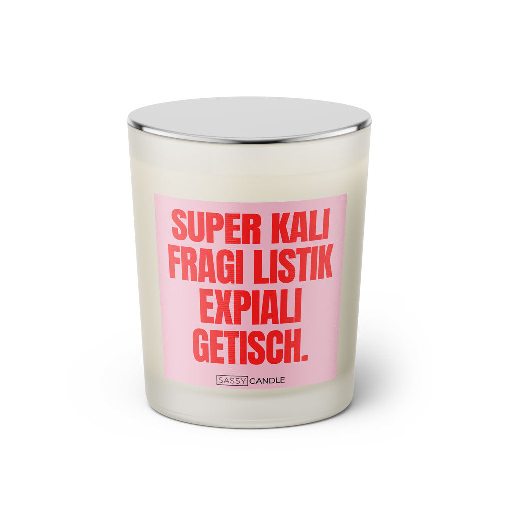 Duftkerze mit Spruch: Super Kali Fragi Listik Expiali Getisch. Farbe rosa und pink von Sassy Candle.