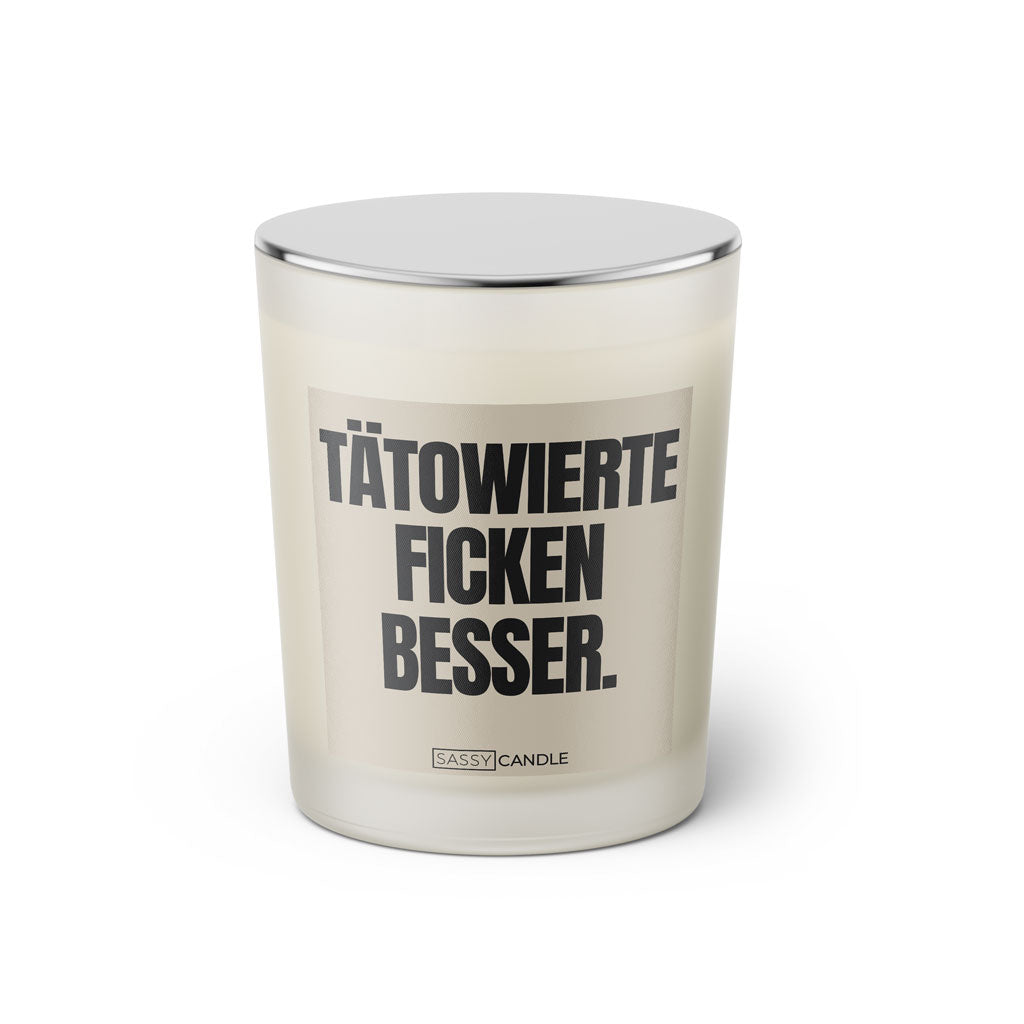 Duftkerze mit Spruch: Tätowierte ficken besser. Farbe beige und schwarz von Sassy Candle.