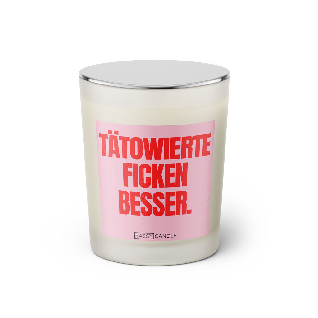 Duftkerze mit Spruch: Tätowierte ficken besser. Farbe rosa und pink von Sassy Candle.