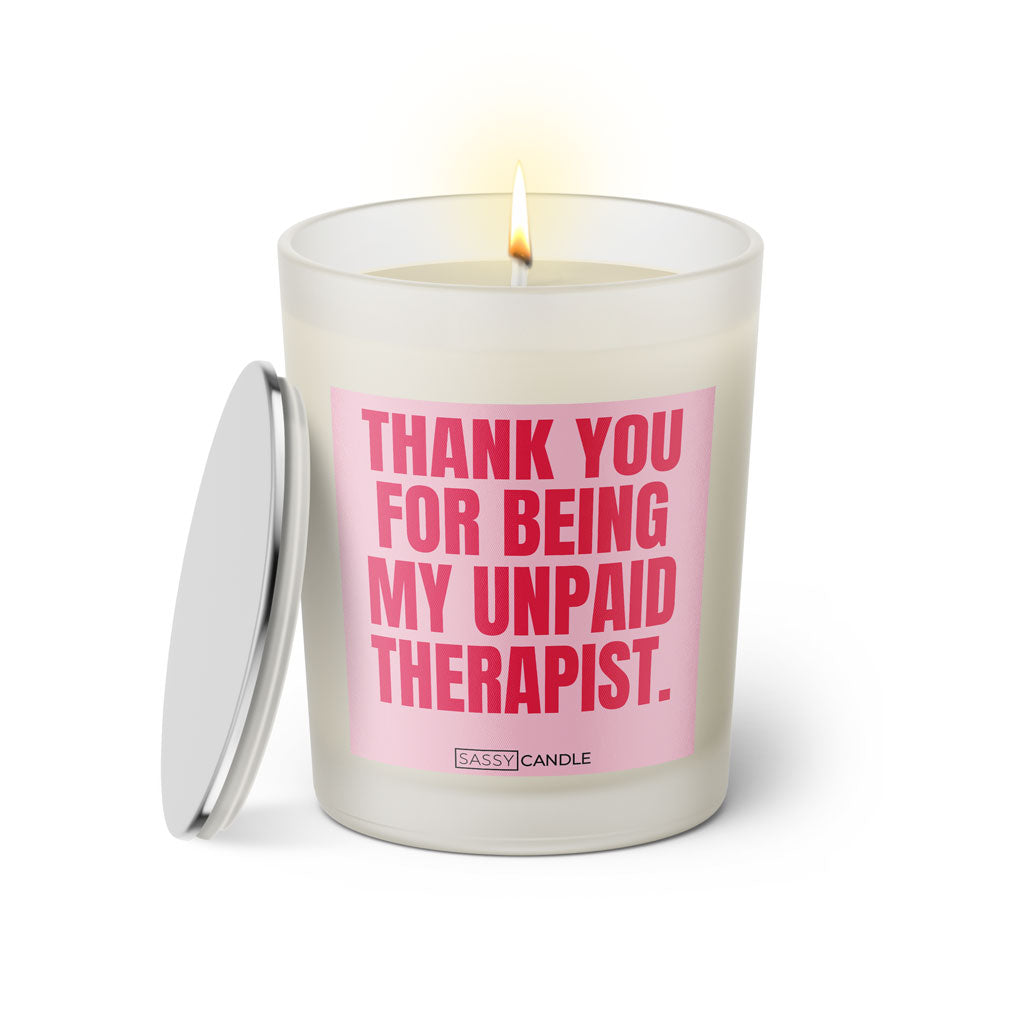 Duftkerze mit witzigem Spruch: Thank you for being my unpaid Therapist. Farbe rosa und pinke Schrift. Kerzenglas mit silbernem Deckel von SassyCandle.
