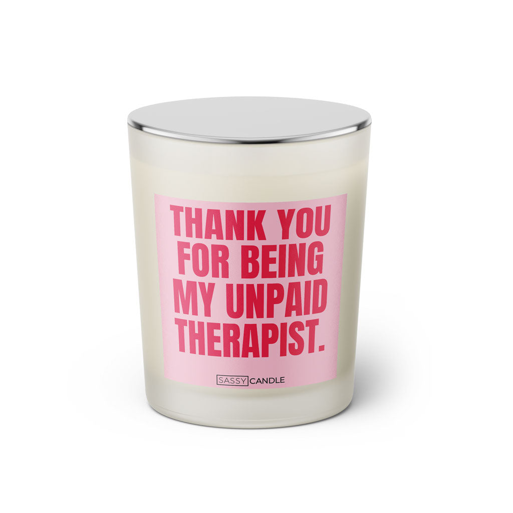 Duftkerze mit witzigem Spruch: Thank you for being my unpaid Therapist. Farbe rosa und pinke Schrift. Kerzenglas mit silbernem geschlossenem Deckel von SassyCandle.