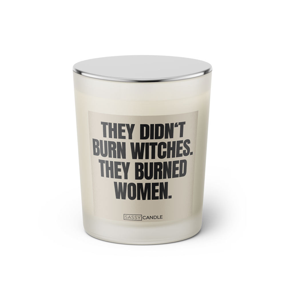 Duftkerze mit Spruch: They didn't burn witches. They burned women. Farbe beige und schwarz von Sassy Candle.