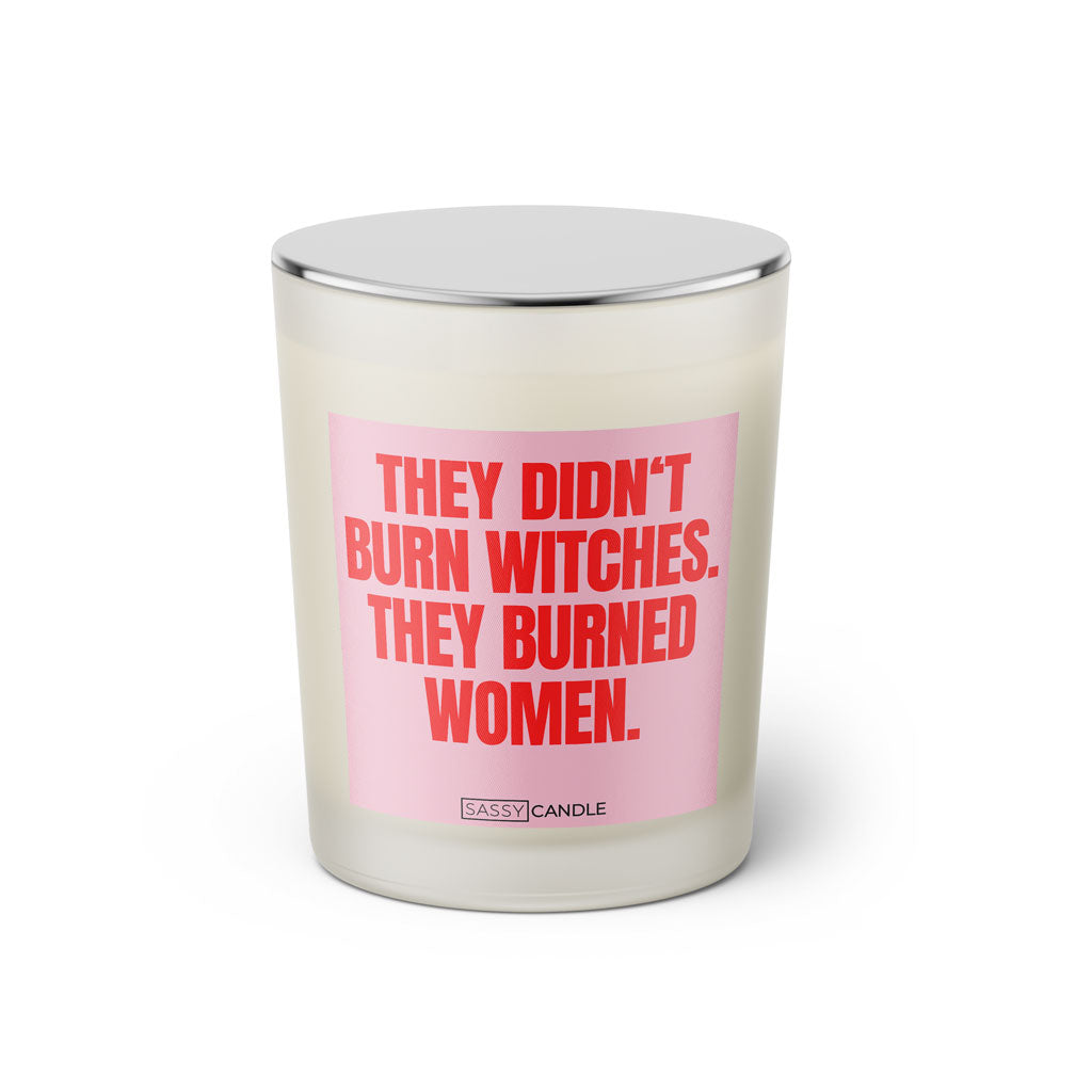 Duftkerze mit Spruch: They didn't burn witches. They burned women. Farbe rosa und pink von Sassy Candle.