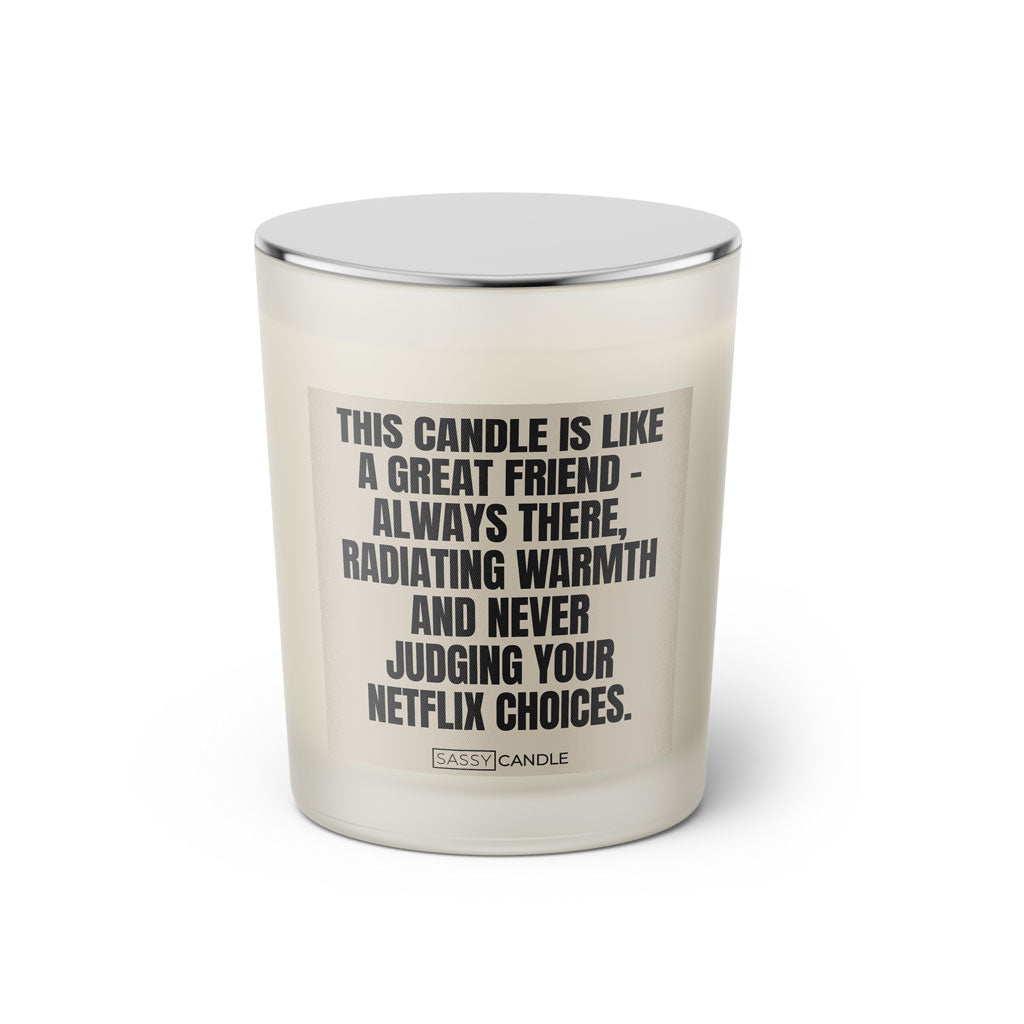 Duftkerze mit witzigen Spruch: This candle is like a great friend - always there, radiating warmth and never judging your Netflix choices. Farbe beige und schwarz von Sassy Candle.