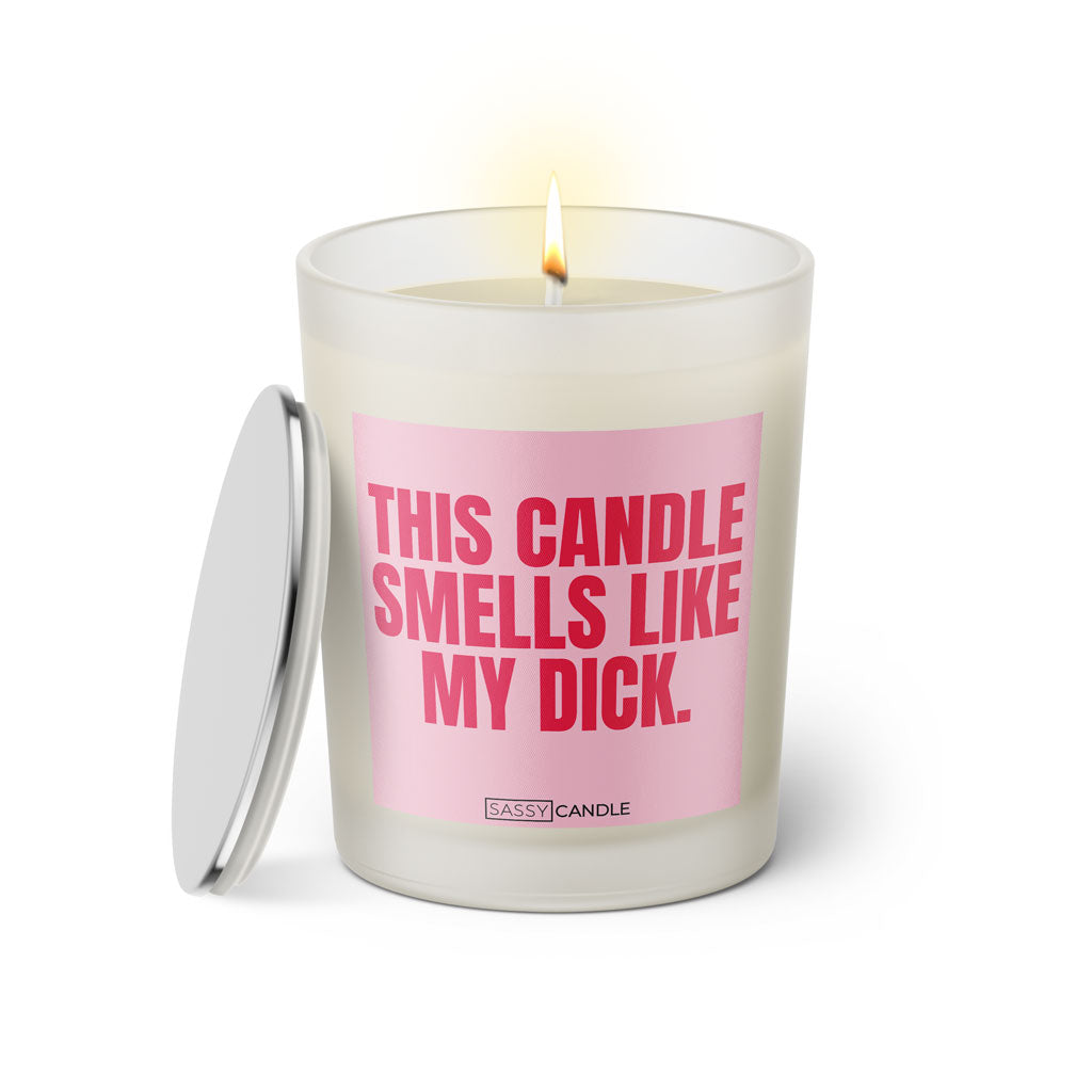 Duftkerze mit witzigem Spruch: This candle smells like my dick. Farbe rosa und pinke Schrift. Kerzenglas mit silbernem Deckel von SassyCandle.