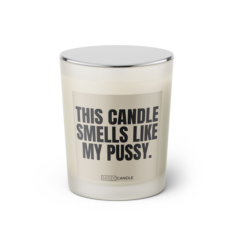 Duftkerze mit witzigem Spruch: This candle smells like my pussy. Farbe beige und schwarze Schrift. Kerzenglas mit silbernem geschlossenem Deckel von SassyCandle.