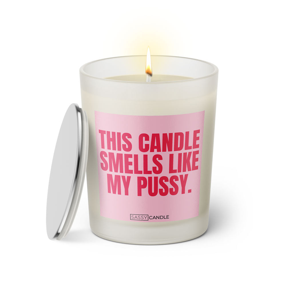 Duftkerze mit witzigem Spruch: This candle smells like my pussy. Farbe rosa und pinke Schrift. Kerzenglas mit silbernem Deckel von SassyCandle.