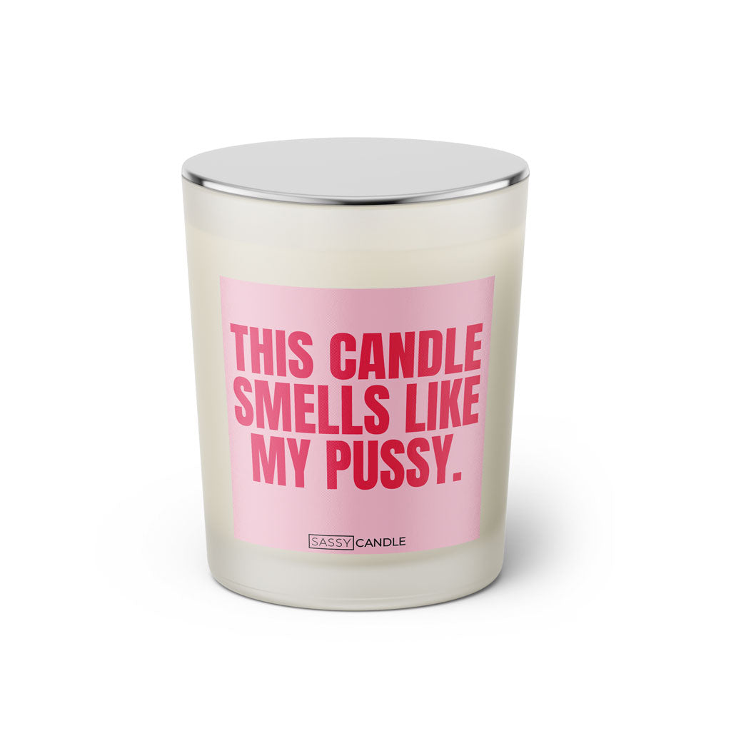 Duftkerze mit witzigem Spruch: This candle smells like my pussy. Farbe rosa und pinke Schrift. Kerzenglas mit silbernem geschlossenem Deckel von SassyCandle.