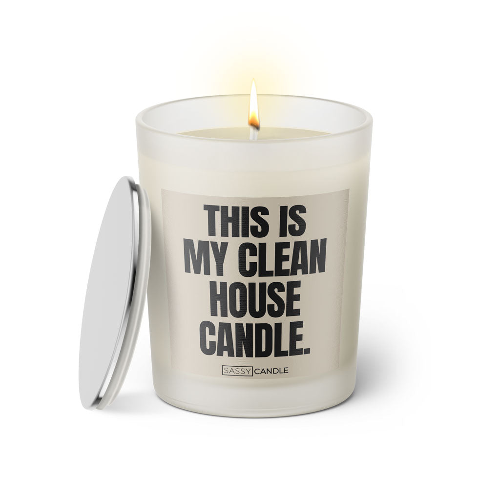 Duftkerze mit Spruch: This is my clean house candle. Farbe beige und schwarz von Sassy Candle.