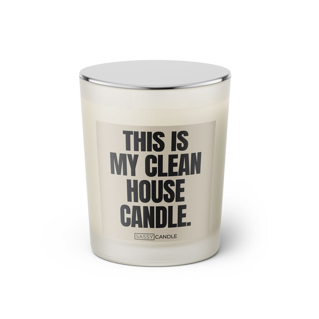 Duftkerze mit Spruch: This is my clean house candle. Farbe beige und schwarz von Sassy Candle.
