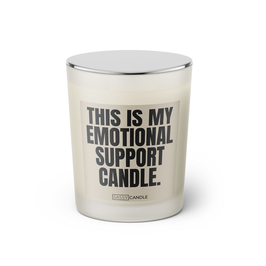 Duftkerze mit witzigem Spruch: This is my emotional support candle. Farbe beige und schwarze Schrift. Kerzenglas mit silbernem geschlossenem Deckel von SassyCandle.