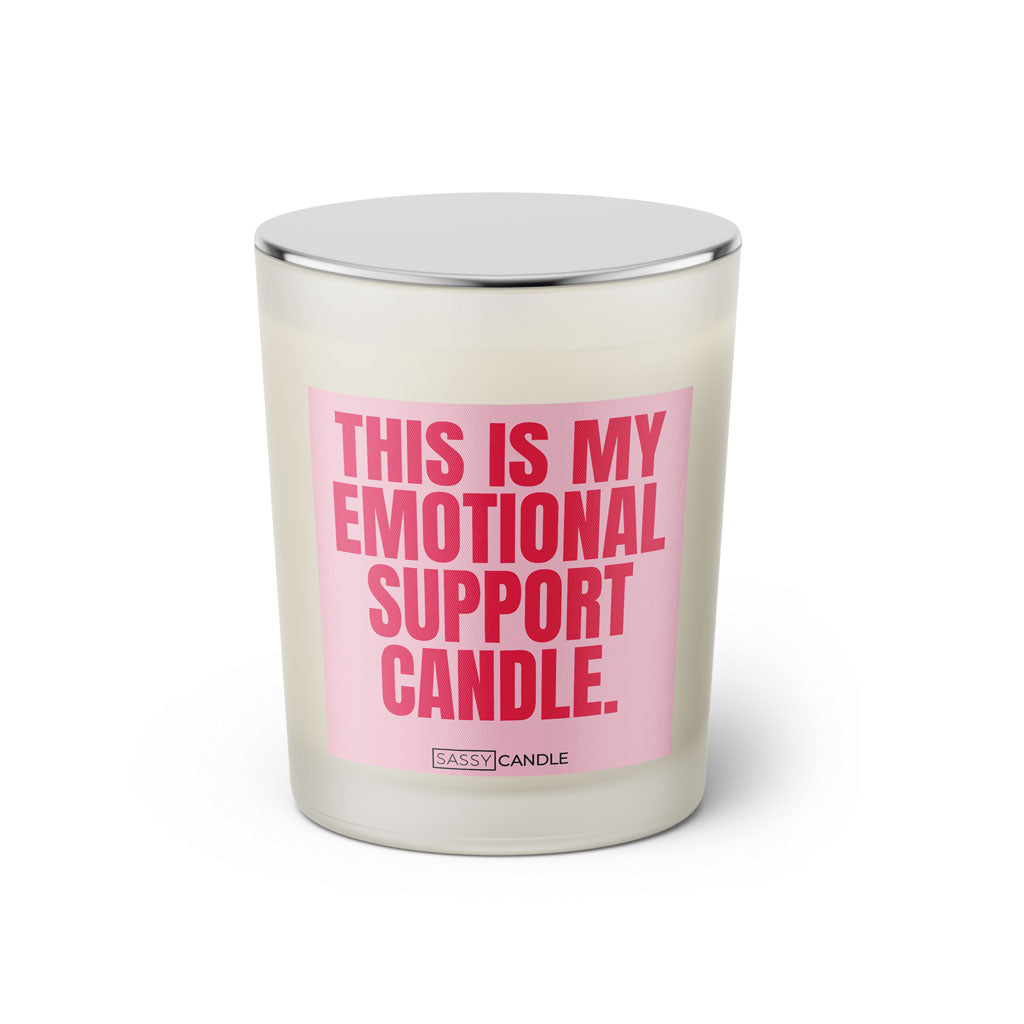 Duftkerze mit witzigem Spruch: This is my emotional support candle. Farbe rosa und pinke Schrift. Kerzenglas mit silbernem geschlossenem Deckel von SassyCandle.