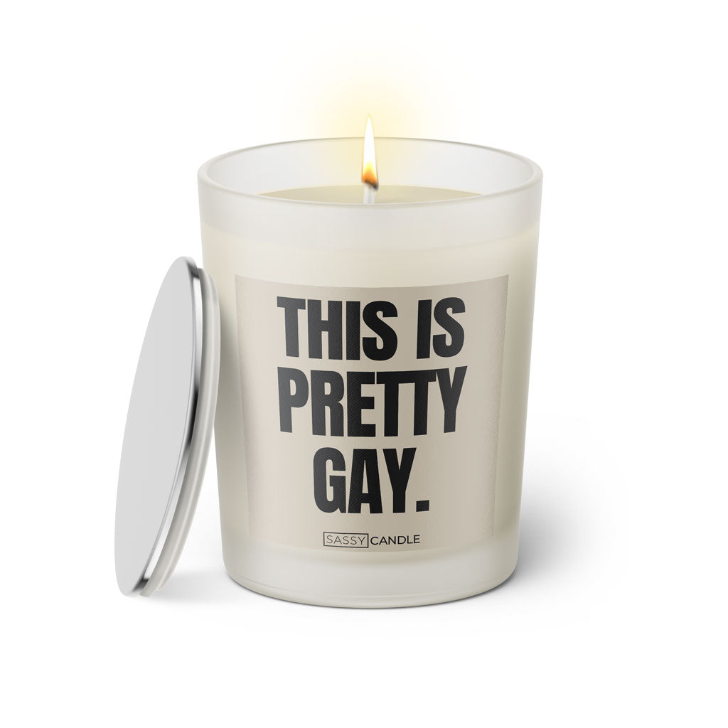 Duftkerze mit witzigen Spruch: This is pretty gay. Farbe beige und schwarz von Sassy Candle.