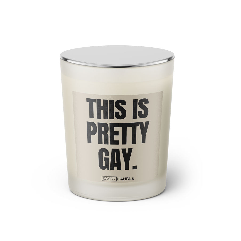 Duftkerze mit witzigen Spruch: This is pretty gay. Farbe beige und schwarz von Sassy Candle.