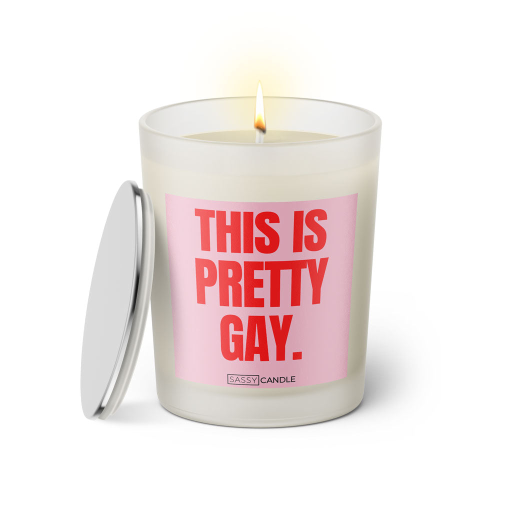Duftkerze mit witzigen Spruch: This is pretty gay. Farbe rosa und pink von Sassy Candle.