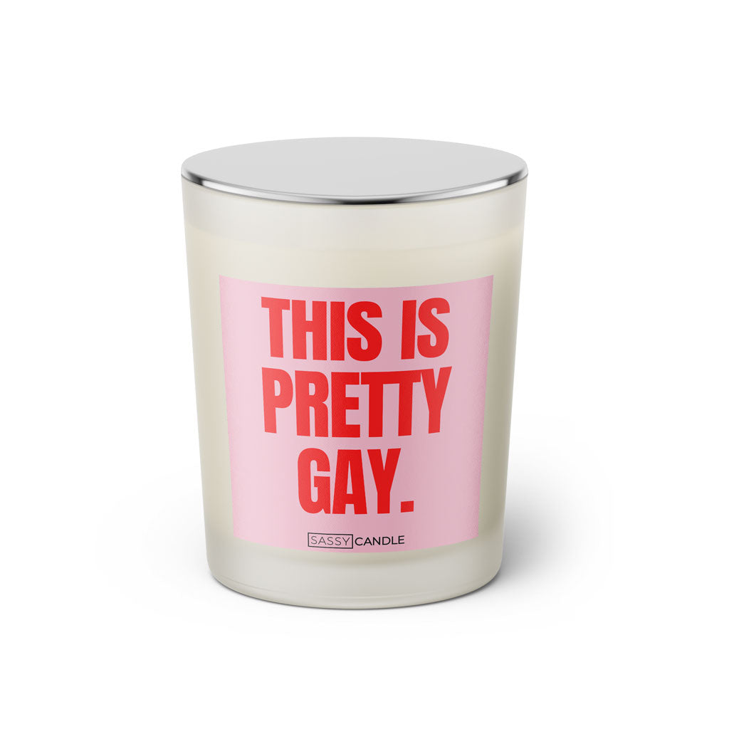 Duftkerze mit witzigen Spruch: This is pretty gay. Farbe rosa und pink von Sassy Candle.