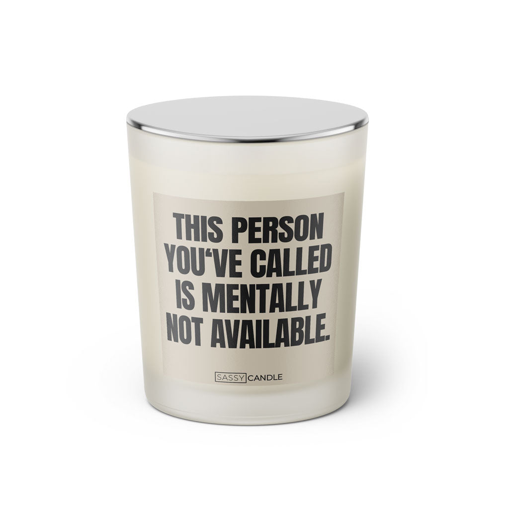 Duftkerze mit Spruch: This person you've called is mentally not available. Farbe beige und schwarz von Sassy Candle.