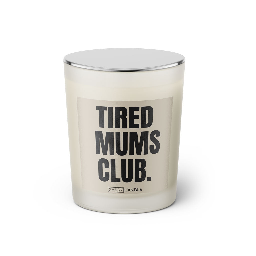 Duftkerze mit Spruch: Tired Mums Club. Farbe beige und schwarz von Sassy Candle.