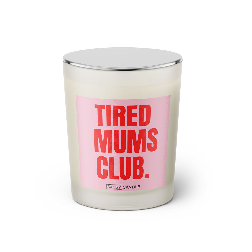 Duftkerze mit Spruch: Tired Mums Club. Farbe rosa und pink von Sassy Candle.