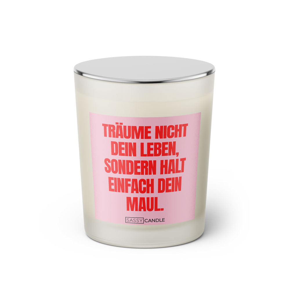 Duftkerze mit witzigem Spruch: Träume nicht dein Leben, sondern halt einfach dein Maul. Farbe rosa und pinke Schrift. Kerzenglas mit silbernem geschlossenem Deckel von SassyCandle.