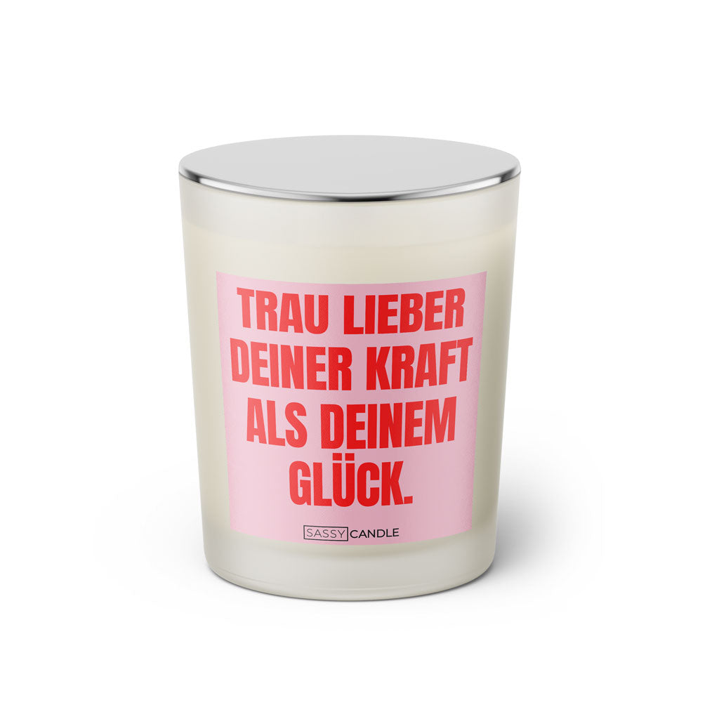 Duftkerze mit witzigen Spruch: Trau lieber deiner Kraft als deinem Glück. Farbe rosa und pink von Sassy Candle.
