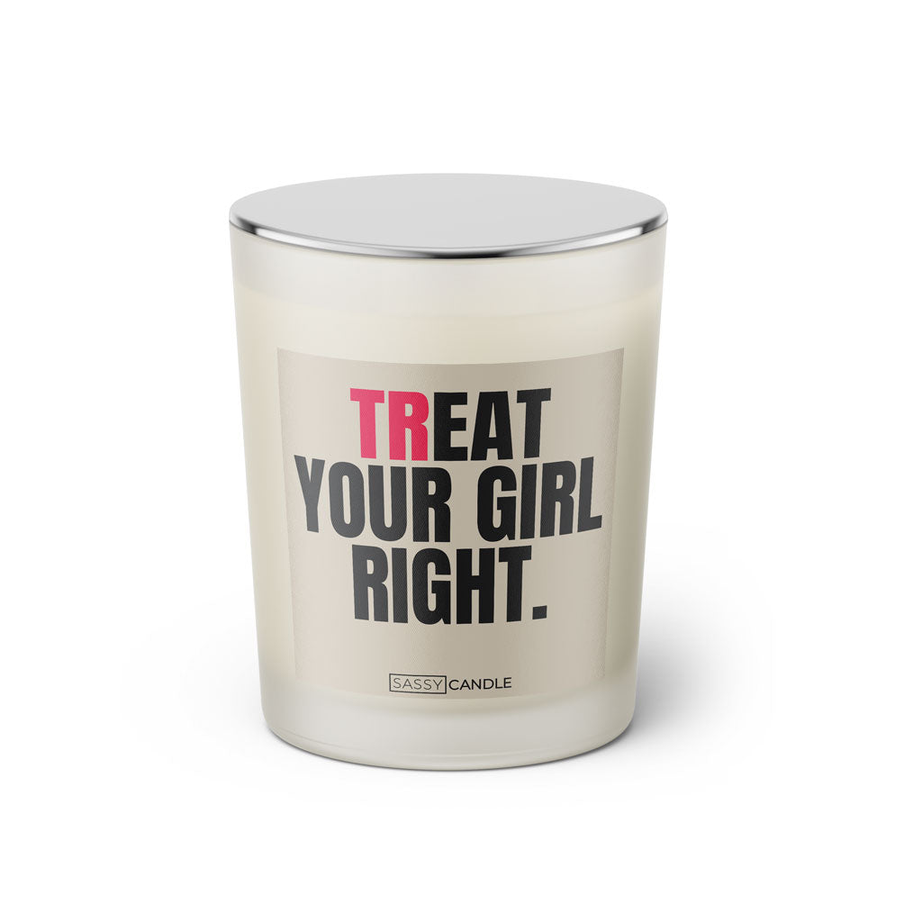 Duftkerze mit witzigem Spruch: TReat your girl right. Farbe beige und schwarze Schrift. Kerzenglas mit silbernem geschlossenem Deckel von SassyCandle.