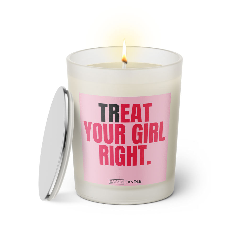Duftkerze mit witzigem Spruch: TReat your girl right. Farbe rosa und pinke Schrift. Kerzenglas mit silbernem Deckel von SassyCandle.
