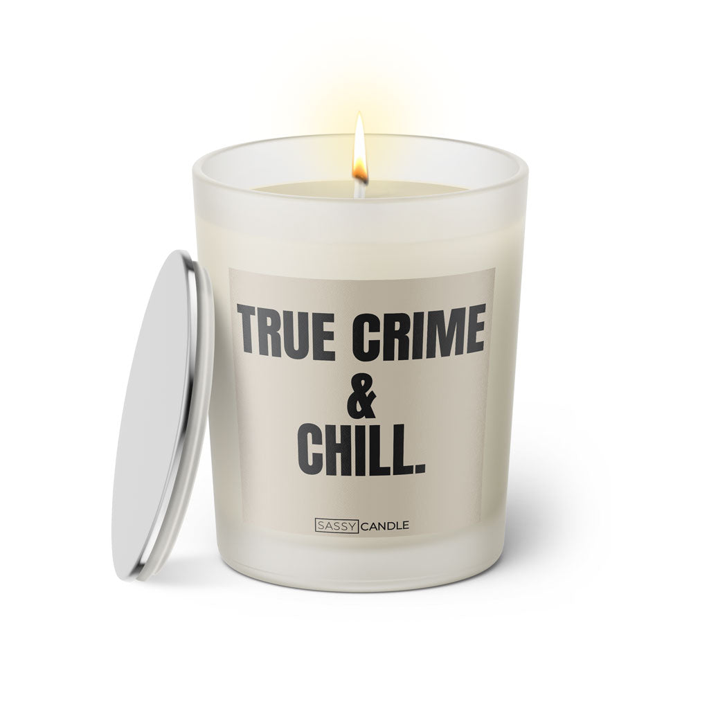 Duftkerze mit witzigem Spruch: True crime and chill. Farbe beige und schwarze Schrift. Kerzenglas mit silbernem Deckel von SassyCandle.