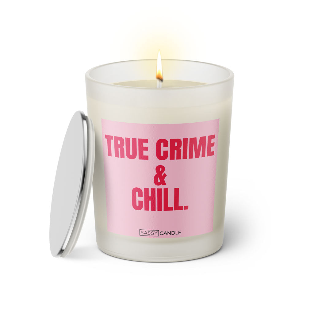 Duftkerze mit witzigem Spruch: True crime and chill. Farbe rosa und pinke Schrift. Kerzenglas mit silbernem Deckel von SassyCandle.