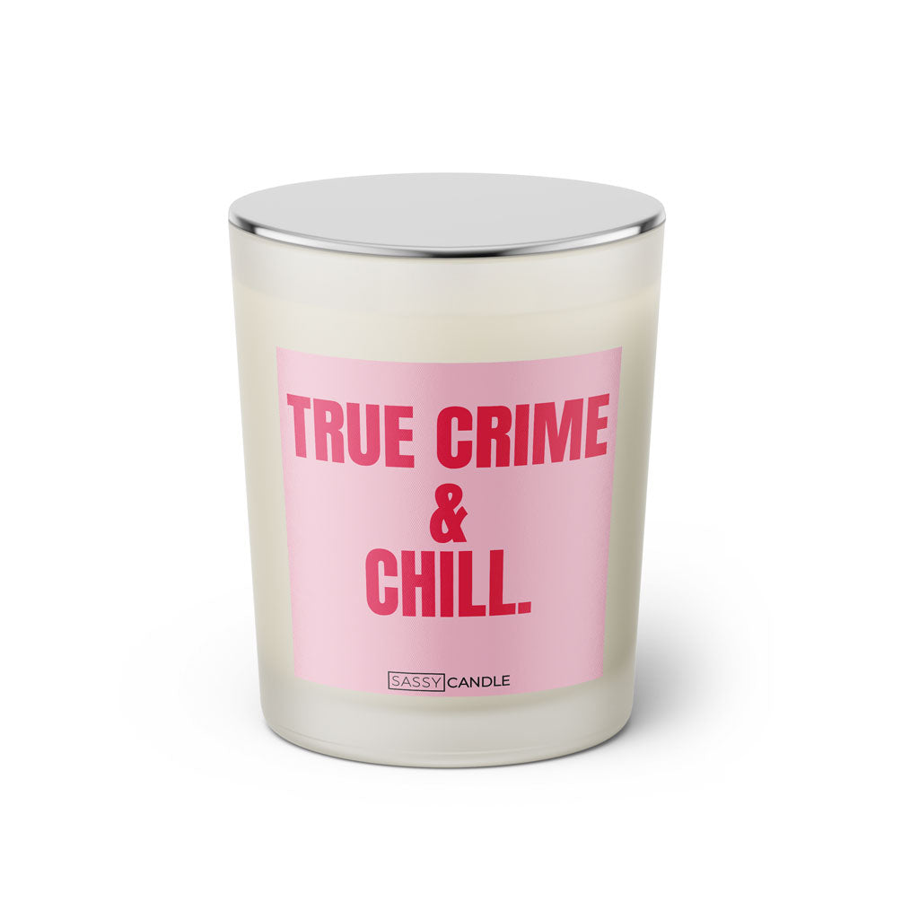 Duftkerze mit witzigem Spruch: True crime and chill. Farbe rosa und pinke Schrift. Kerzenglas mit silbernem geschlossenem Deckel von SassyCandle.