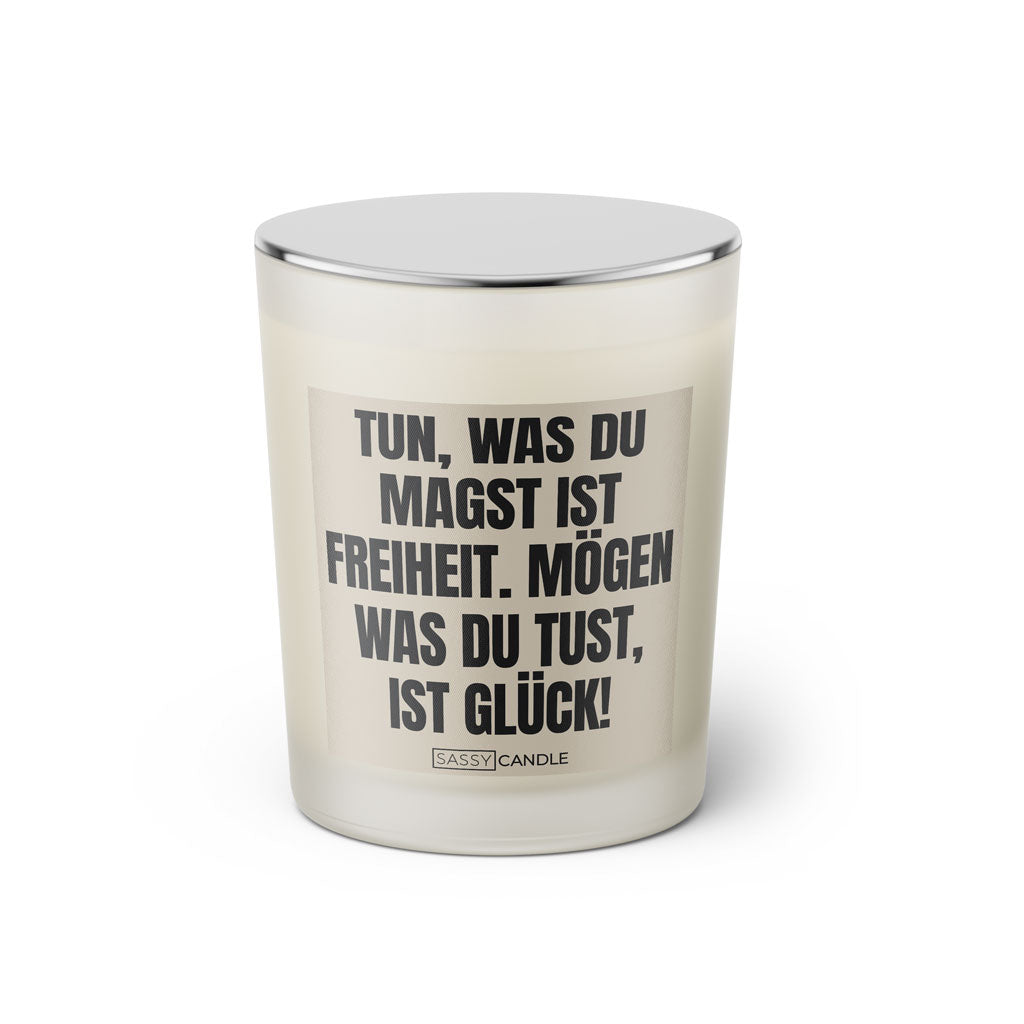 Duftkerze mit witzigen Spruch: Tun, was du magst ist Freiheit. Mögen was du tust, ist Glück. Farbe beige und schwarz von Sassy Candle.