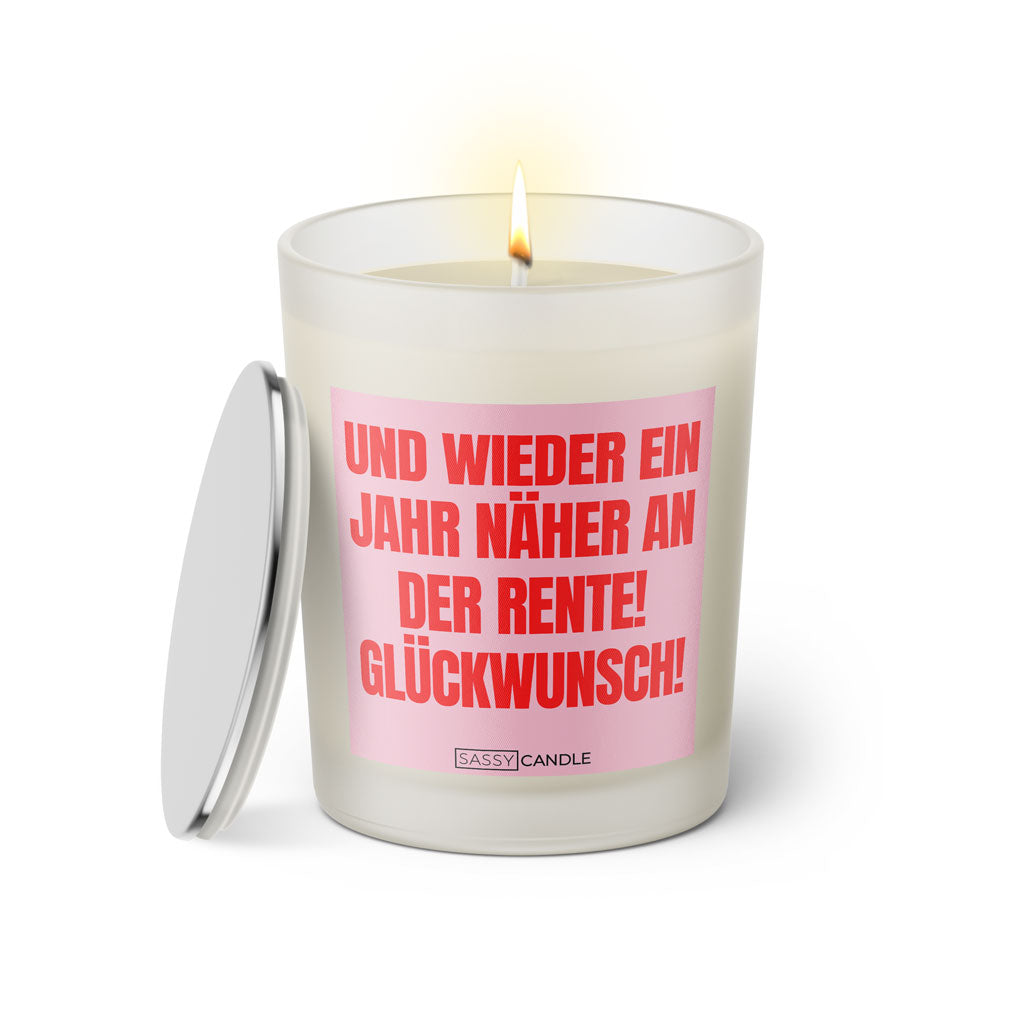 Duftkerze mit witzigen Spruch in der Farbe rosa und pink von Sassy Candle. Spruch auf Etikett: Und wieder ein Jahr näher an der Rente! Glückwunsch!