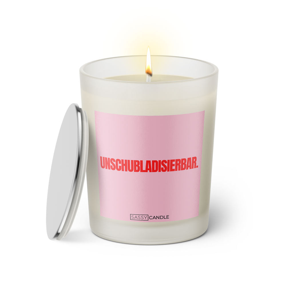 Duftkerze mit Spruch: Unschubladisierbar. Farbe rosa und pink von Sassy Candle.