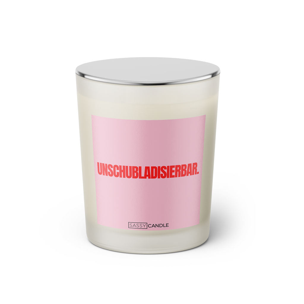 Duftkerze mit Spruch: Unschubladisierbar. Farbe rosa und pink von Sassy Candle.