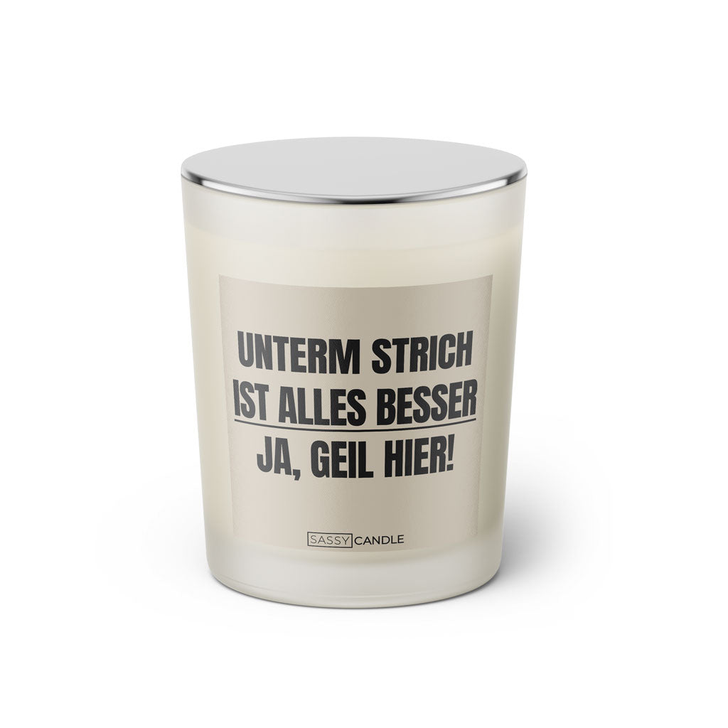 Duftkerze mit Spruch: Unterm Strich ist alles besser. Ja, geil hier! Farbe beige und schwarz von Sassy Candle.