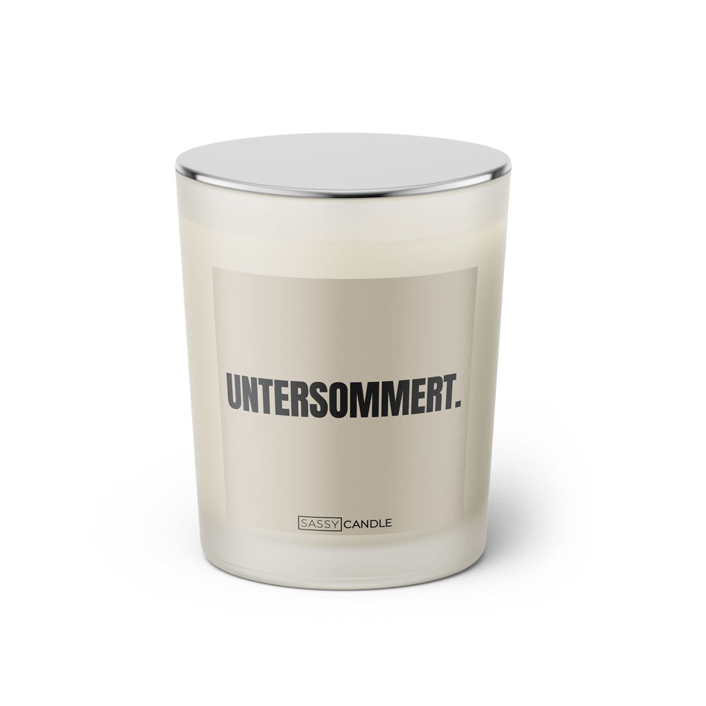 Duftkerze mit Spruch: Untersommert. Farbe beige und schwarz von Sassy Candle.