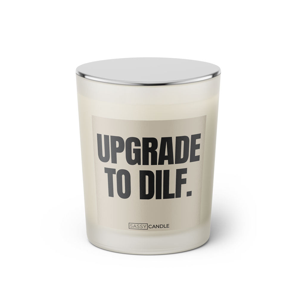 Duftkerze mit witzigen Spruch: Upgrade to DILF. Farbe beige und schwarz von Sassy Candle.