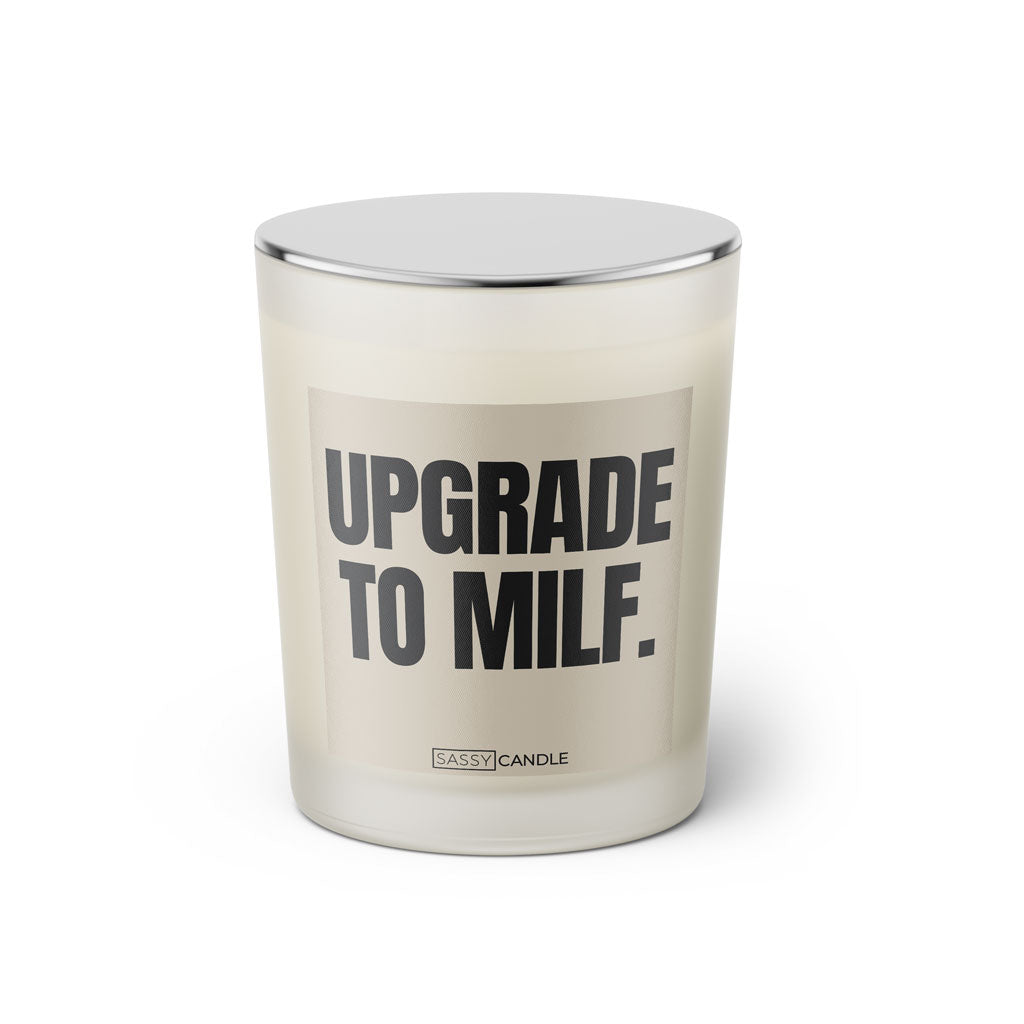Duftkerze mit witzigen Spruch: Upgrade to MILF. Farbe beige und schwarz von Sassy Candle.