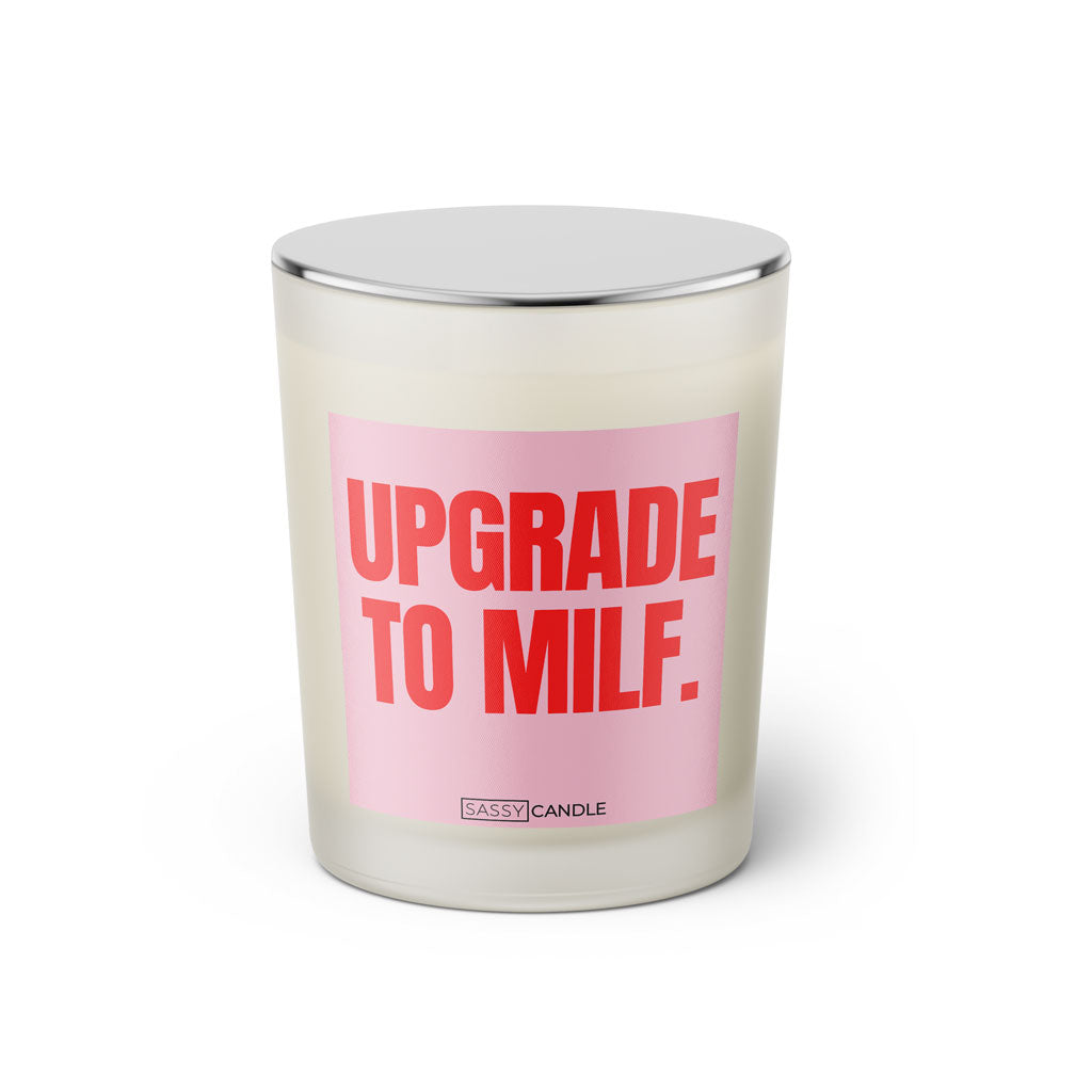 Duftkerze mit witzigen Spruch: Upgrade to MILF. Farbe rosa und pink von Sassy Candle.