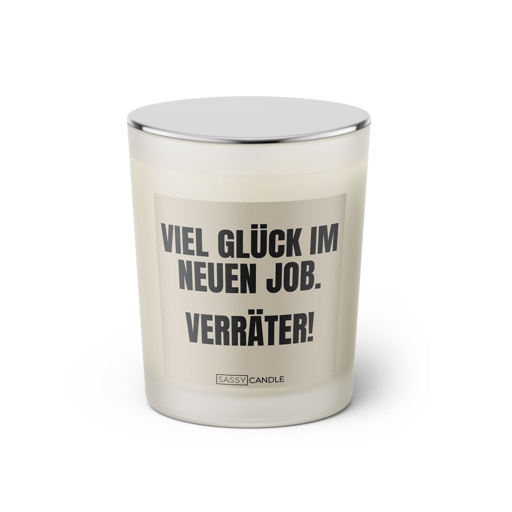 Duftkerze mit witzigem Spruch: Viel Glück im neuen Job Verräter! Farbe beige und schwarze Schrift. Kerzenglas mit silbernem geschlossenem Deckel von SassyCandle.