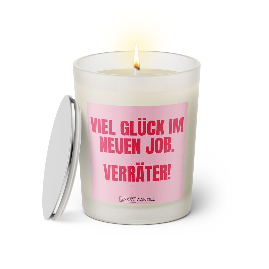 Duftkerze mit witzigem Spruch: Viel Glück im neuen Job Verräter! Farbe rosa und pinke Schrift. Kerzenglas mit silbernem Deckel von SassyCandle.