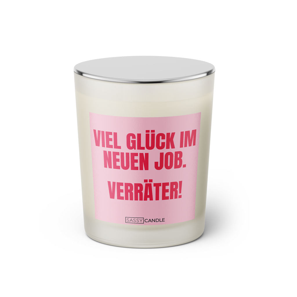Duftkerze mit witzigem Spruch: Viel Glück im neuen Job Verräter! Farbe rosa und pinke Schrift. Kerzenglas mit silbernem geschlossenem Deckel von SassyCandle.