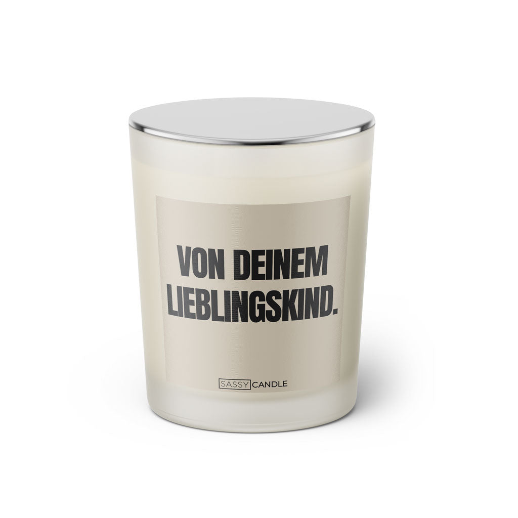 Duftkerze mit witzigem Spruch: Von deinem Lieblingskind! Farbe beige und schwarze Schrift. Kerzenglas mit silbernem geschlossenem Deckel von SassyCandle.