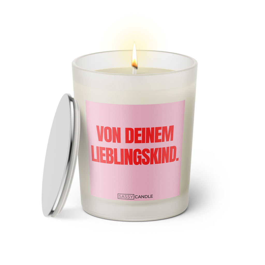 Duftkerze mit witzigem Spruch: Von deinem Lieblingskind! Farbe rosa und pinke Schrift. Kerzenglas mit silbernem Deckel von SassyCandle.