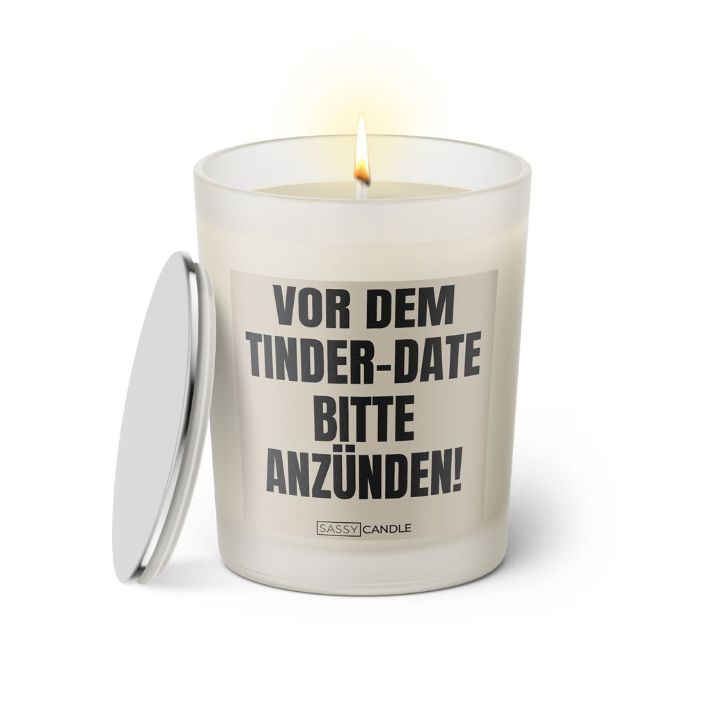 Duftkerze mit witzigem Spruch: Vor dem Tinder-Date bitte anzünden! Farbe beige und schwarze Schrift. Kerzenglas mit silbernem Deckel von SassyCandle.